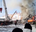 Одного погибшего и одного пострадавшего достали из-под завалов в Тымовском: операция продолжается