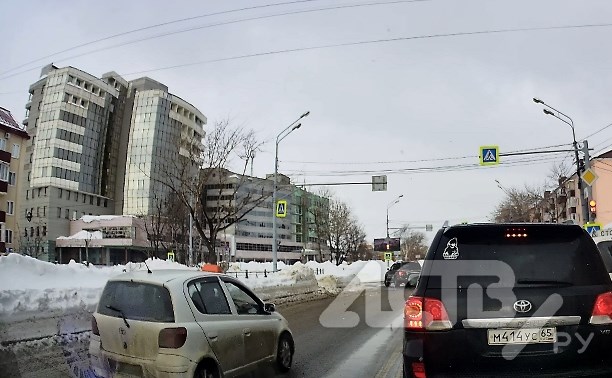 "Автохамы атакуют": в Южно-Сахалинске водители колонной проехали по встречке на красный свет