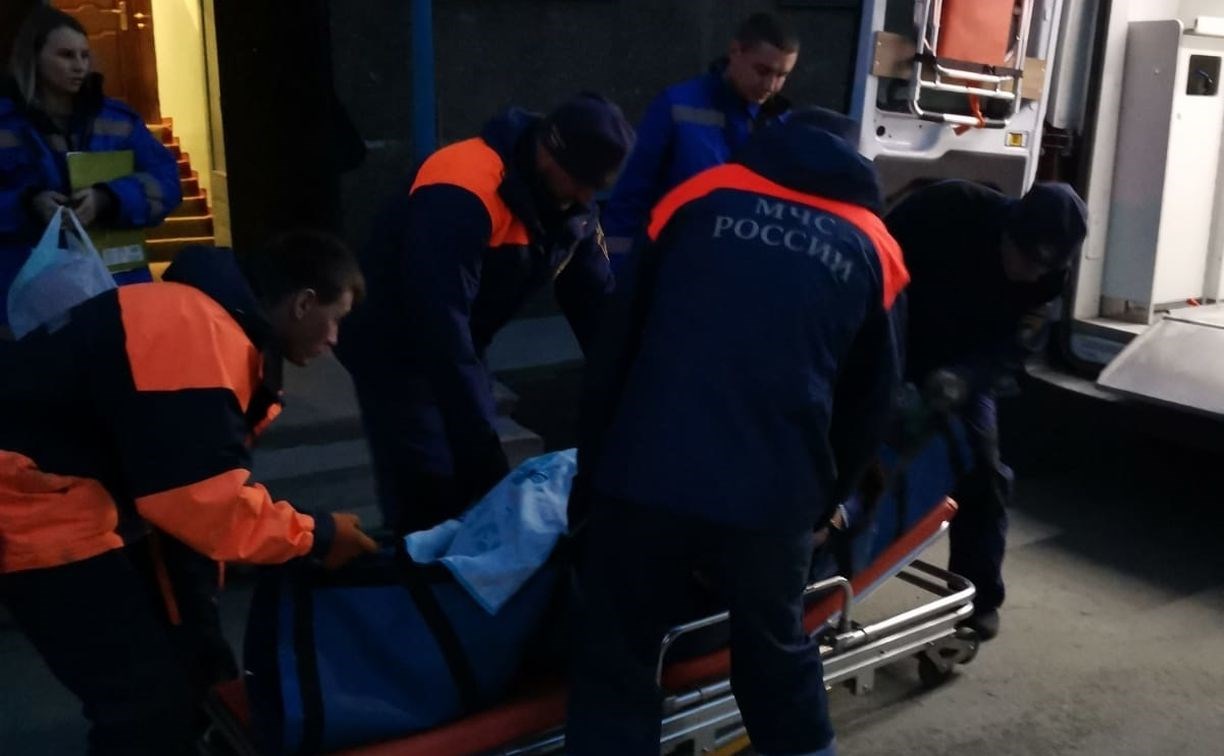 Сахалинские медики не смогли вынести женщину с лишним весом из квартиры и вызвали спасателей