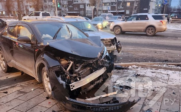 Три автомобиля в результате ДТП раскидало по перекрёстку в Южно-Сахалинске