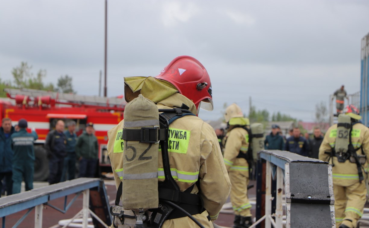 Пожарные из Холмска обошли своих коллег на полосе препятствий