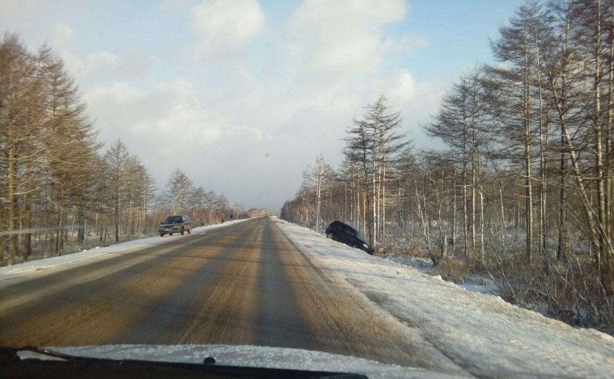 Три автомобиля вылетели в кювет на юге Сахалина