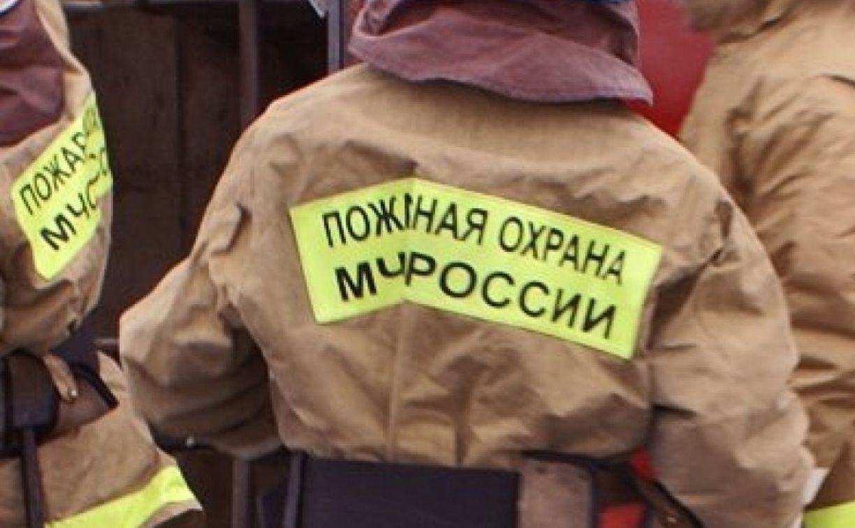 Гараж вспыхнул на улице Магистральной в Южно-Сахалинске