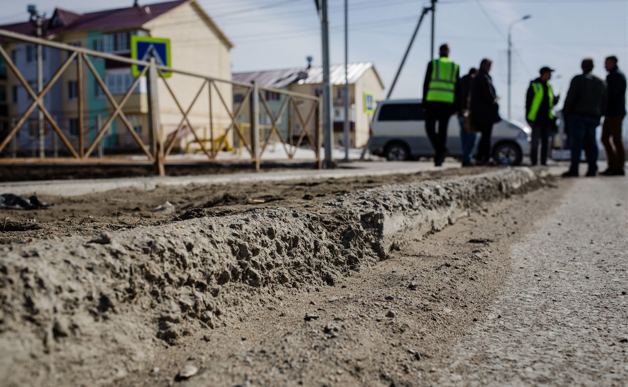 В Южно-Сахалинске начали восстанавливать тротуары, не пережившие зиму