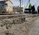 В Южно-Сахалинске начали восстанавливать тротуары, не пережившие зиму