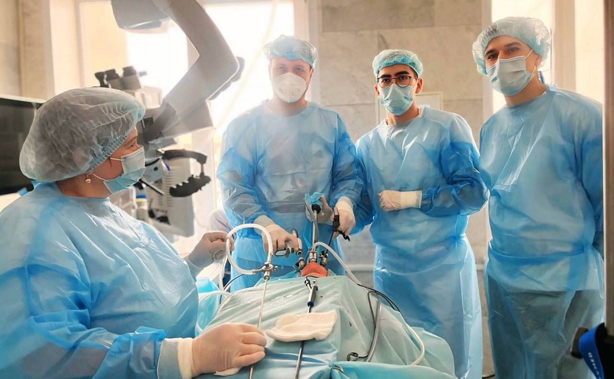 Сахалинский хирург освоил в Оренбурге бесшовные операции на щитовидной железе