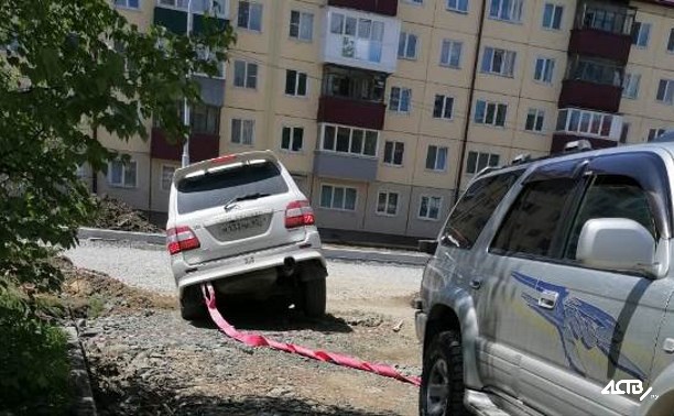 Сахалинка на джипе провалилась в кювет из-за ремонта Комсомольской в Южно-Сахалинске