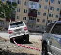 Сахалинка на джипе провалилась в кювет из-за ремонта Комсомольской в Южно-Сахалинске