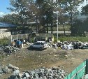 Свалка возле многоэтажки появилась в Южно-Сахалинске из-за неряшливых жителей частного сектора
