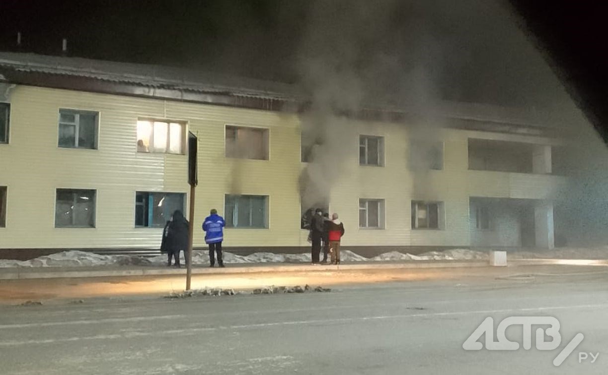 Пять человек спасли, двое пострадали: подробности пожара в общежитии Смирных