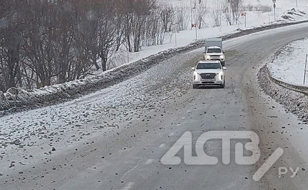 Сахалинским автомобилистам не понравились "подарки", оставленные грузовиками на Тёщином языке