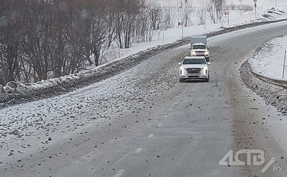 Сахалинским автомобилистам не понравились "подарки", оставленные грузовиками на Тёщином языке