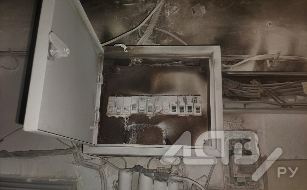"Ремонтируйте сами": во время капремонта дома в Южно-Сахалинске загорелся электрощиток