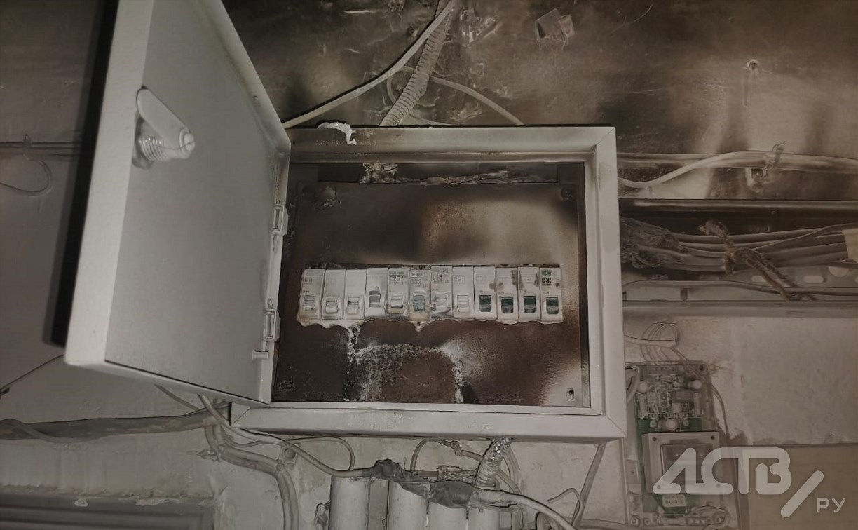 "Ремонтируйте сами": во время капремонта дома в Южно-Сахалинске загорелся электрощиток