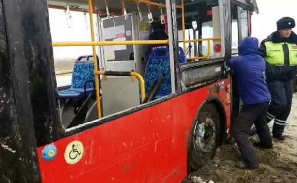 В Южно-Сахалинске поставили на колёса автобус, который совершил кульбит в кювет