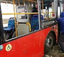 В Южно-Сахалинске поставили на колёса автобус, который совершил кульбит в кювет