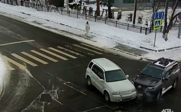 Момент столкновения двух авто на перекрестке в Южно-Сахалинске попал на камеру