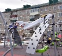Детскую площадку с тренажёрами достраивают в селе Сокол