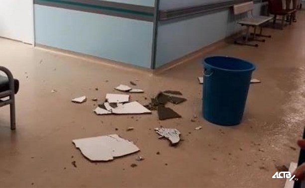 В сахалинском перинатальном центре начал обваливаться потолок