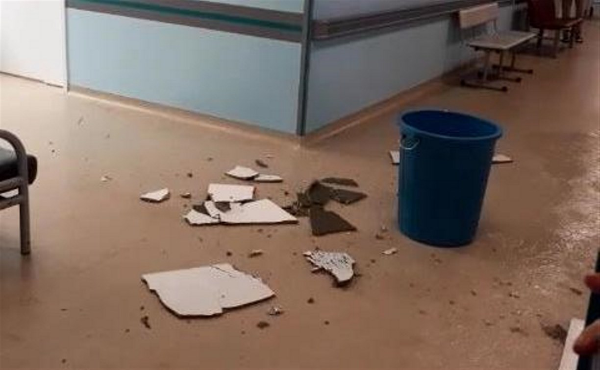 В сахалинском перинатальном центре начал обваливаться потолок