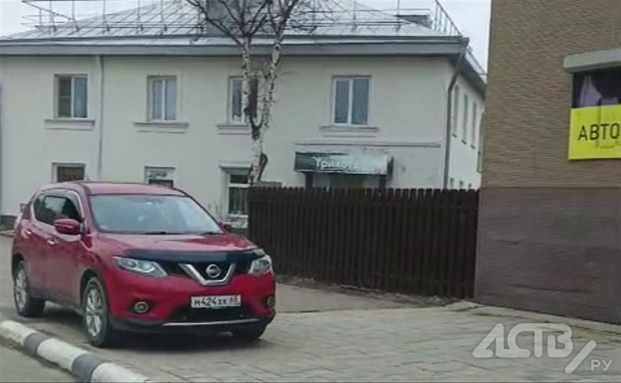 Автомобилистка прокатилась по тротуару в Корсакове и нагрубила горожанам