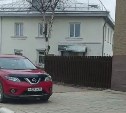 Автомобилистка прокатилась по тротуару в Корсакове и нагрубила горожанам