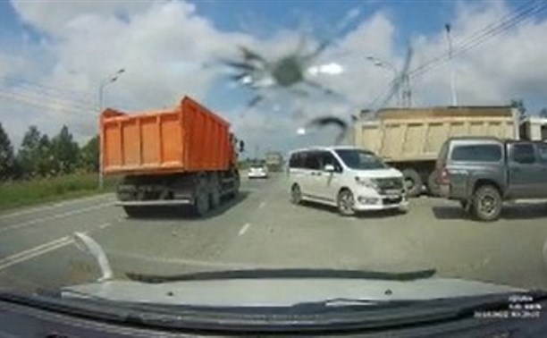 Водитель в Южно-Сахалинске едва не попал в ДТП из-за очереди на заправке