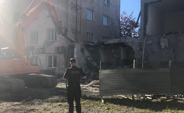 Незаконно построенный торговый центр в Корсакове будут сносить неделю Незаконно построенный торговый центр в Корсакове будут сносить неделю