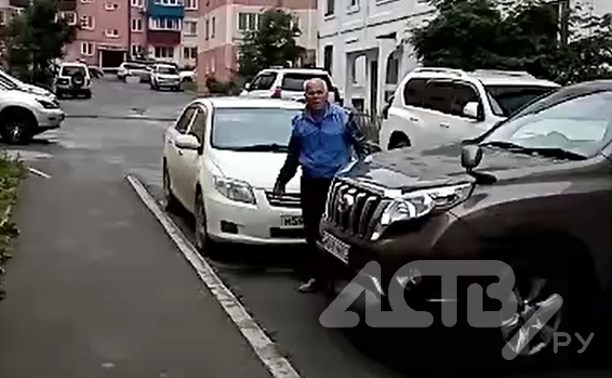 Нервный водитель в Южно-Сахалинске попытался сбить женщину, машина которой мешала ему проехать