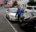 Нервный водитель в Южно-Сахалинске попытался сбить женщину, машина которой мешала ему проехать