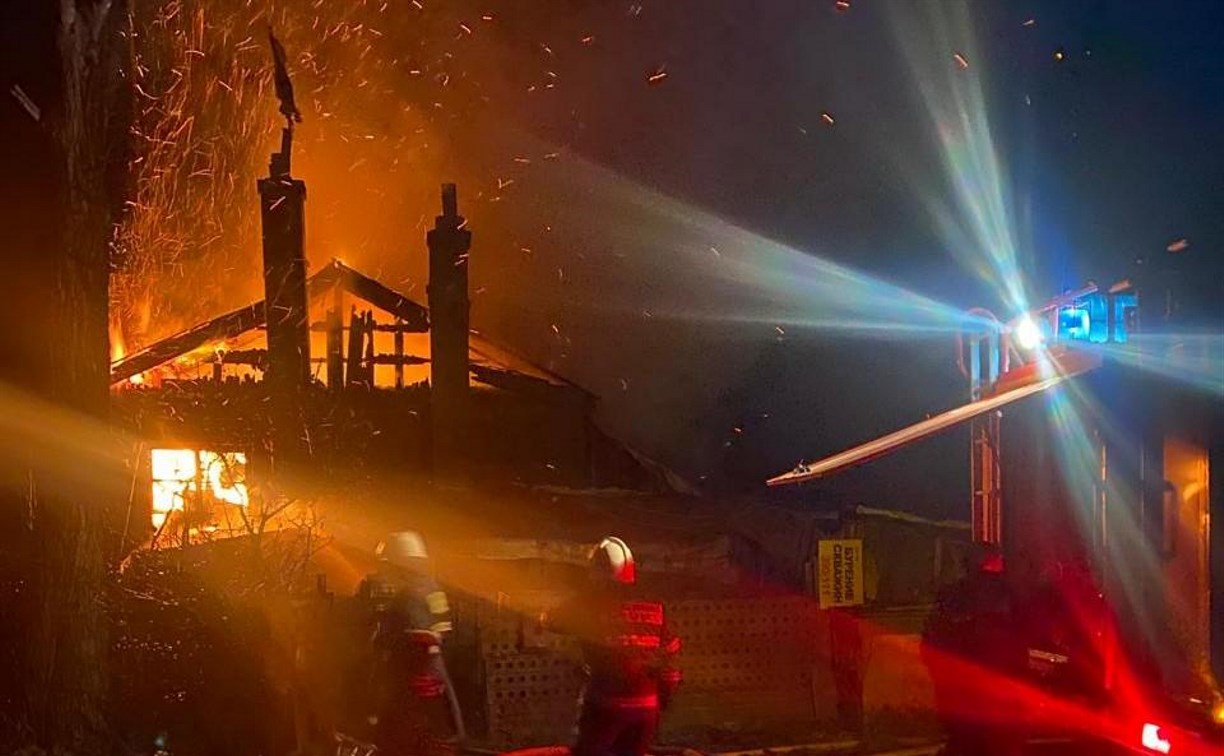 Жилой дом выгорел в Долинском районе на площади 80 квадратных метров Жилой дом выгорел в Долинском районе на площади 80 квадратных метров