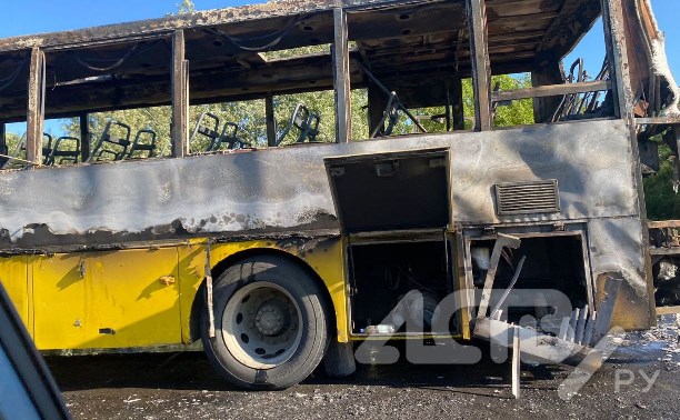 Появилось фото и видео горящего пассажирского автобуса на Сахалине