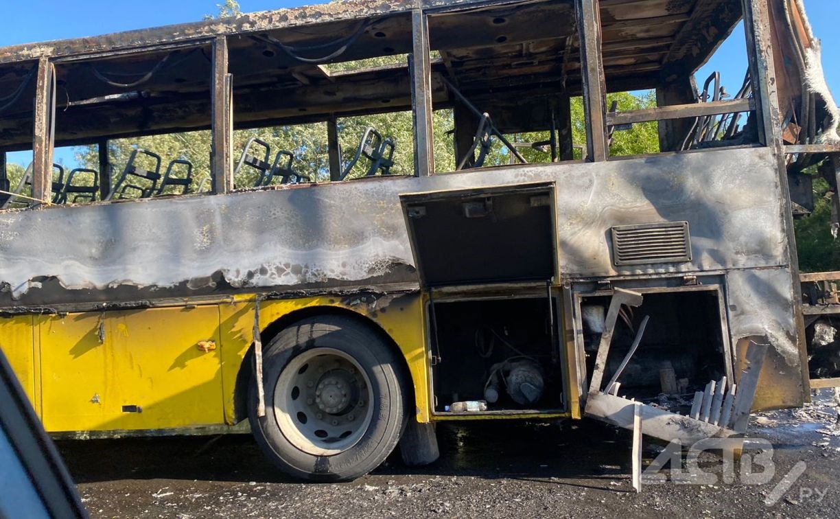 Появилось фото и видео горящего пассажирского автобуса на Сахалине