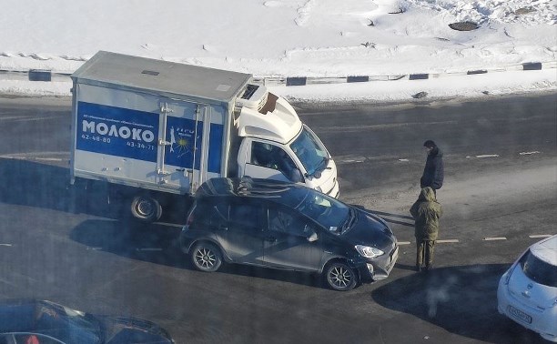 Новая авария на кольце: в Южно-Сахалинске молоковоз врезался в легковушку
