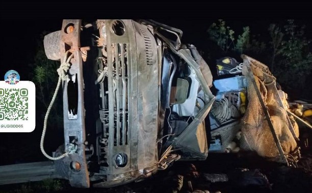 На перевале в Тымовском районе разбился КамАЗ, водитель погиб
