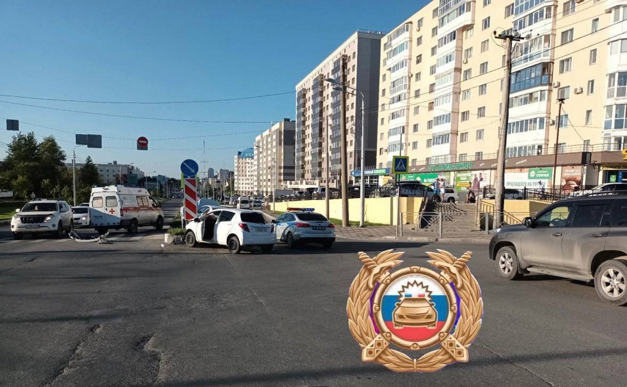 Попавший в ДТП автомобиль отбросило на пешехода в Южно-Сахалинске