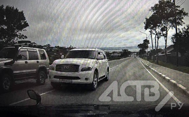 Водитель на Infiniti по неизвестной причине пошел на обгон прямо в лоб встречного авто
