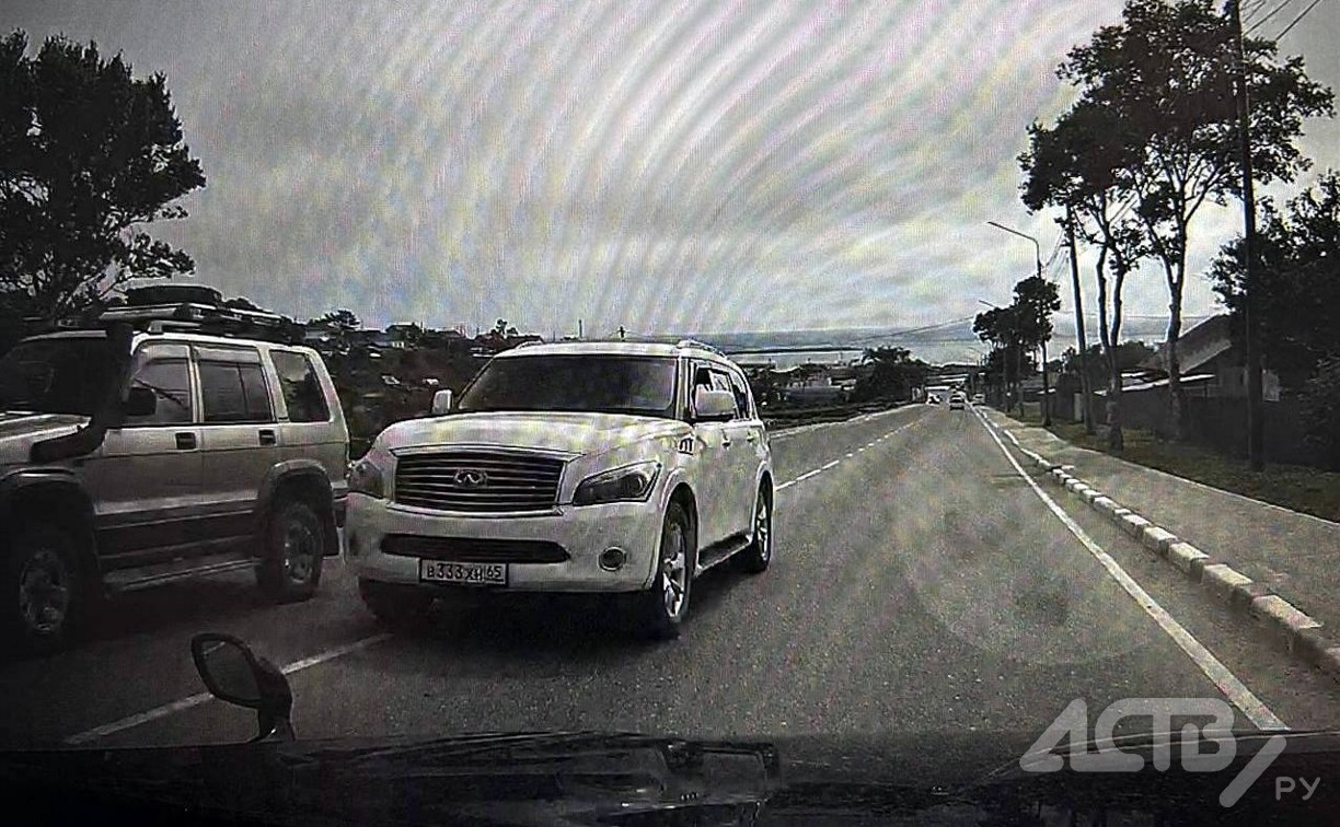 Водитель на Infiniti по неизвестной причине пошел на обгон прямо в лоб встречного авто