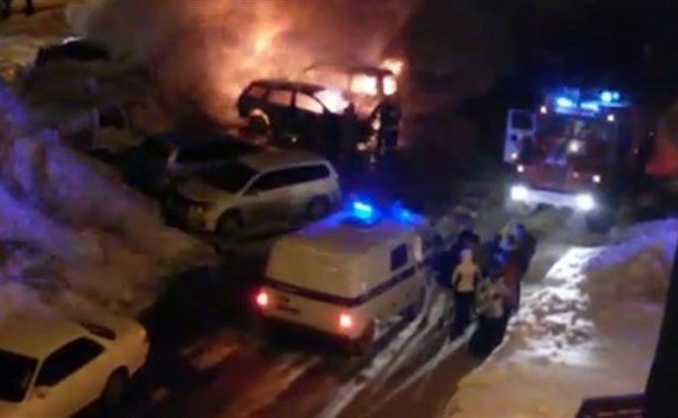 Два автомобиля сгорели в Дальнем