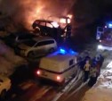 Два автомобиля сгорели в Дальнем