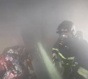 Пожарные пытались спасти от огня гараж в Тымовском
