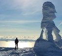 Туристы на Сахалине забрались на "молочную" гору и увидели зимнюю радугу