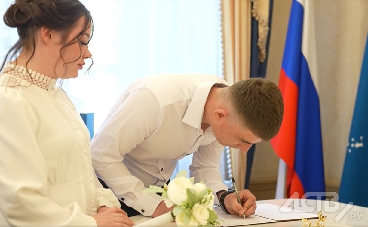На Сахалине молодожёны отправились голосовать сразу после свадьбы