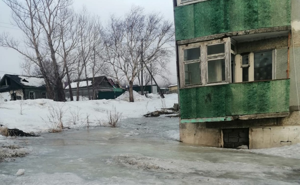 "Когда-нибудь стены рухнут": вода подмывает дом в Александровске-Сахалинском