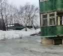 "Когда-нибудь стены рухнут": вода подмывает дом в Александровске-Сахалинском