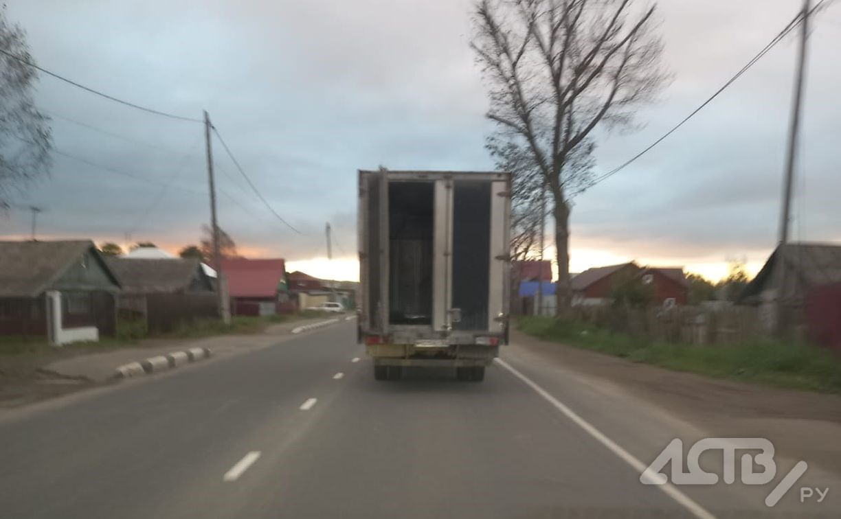 Грузовик с распахнутой дверью обгонял автомобили в Южно-Сахалинске