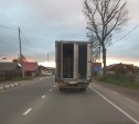 Грузовик с распахнутой дверью обгонял автомобили в Южно-Сахалинске
