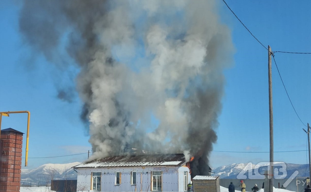 Крыша у частного дома в Новотроицком выгорела на площади 120 "квадратов"