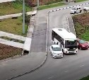 Ювелирную работу показал водитель автобуса, который протиснулся между двумя автохамами в Южно-Сахалинске 