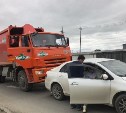 Мусоровоз и легковой автомобиль столкнулись в Южно-Сахалинске